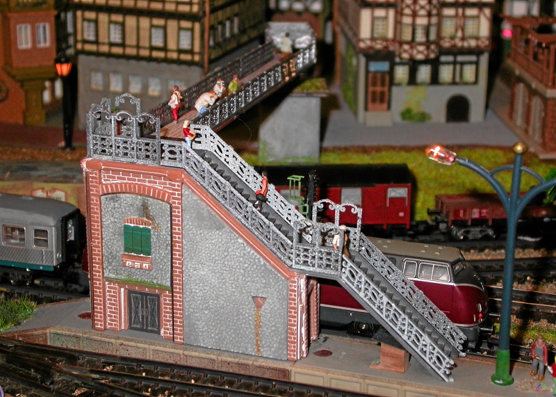 159 Bruecke zur Stadt.JPG - Die neue Fußgängerbrücke von Stararchiteckt Karl-Heinz (Kid) Bäsching verbindet Bahnhof und Stadt Enndingen